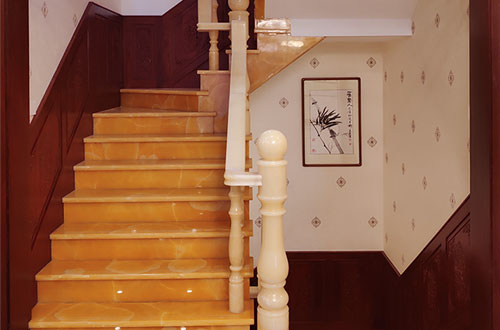 白银中式别墅室内汉白玉石楼梯的定制安装装饰效果
